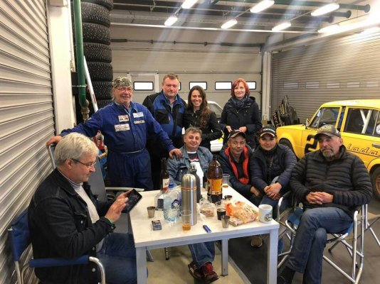 в боксе команды.jpg